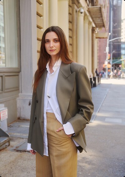 eBay Resident Stylist Brie Welch draws on her experience styling for high-profile clients like Katie Holmes and Bulgari, Givenchy, and Ferragamo to demonstrate how eBay’s vast inventory can inspire a first-choice style statement.