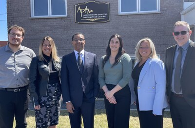 Entourant le Ministre responsable des Services sociaux, Lionel Carmant, de gauche à droite, Daniel Berlinguette-Poulin, directeur du bureau de circonscription de la Députée des Chutes-de-la-Chaudière et représentant de l’élue, Stéphanie Simoneau, directrice générale adjointe, Programme sociaux et de Réadaptation au CISSS de Chaudière-Appalaches, Catherine Plante, directrice de la Maison de Quartier du secteur de Charny à Lévis, Isabelle Paré, directrice du Programme en Déficience, Autisme et Réadaptation, au CISSS de Chaudière-Appalaches et Patrick Simard, le Président-directeur général du CISSS de Chaudière-Appalaches. (Groupe CNW/Cabinet du ministre responsable des Services sociaux)