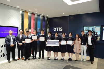 香港浸會大學附屬學校王錦輝中小學的學生隊伍在奧的斯Made to Move Communities 學生挑戰賽取得亞太地區第三名,獲得優異獎。圖為得奬學生與奧的斯義工導師和項目負責人合照。 香港浸會大學附屬學校王錦輝中小學的學生隊伍在奧的斯Made to Move Communities 學生挑戰賽取得亞太地區第三名,獲得優異獎。圖為得奬學生與奧的斯義工導師和項目負責人合照。