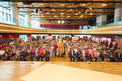 大型學生義工服務計劃「民生人．民生仁」於民生書院內舉行，逾190位學生、嘉賓、家長及長者來張大合照。