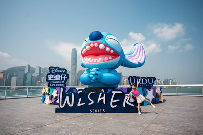 7米高的WISHER史迪仔聳立海運大廈頂層的觀景台—海運觀點，以維港為背景，成為絕美打卡點！ (PRNewsfoto/海港城置業有限公司)