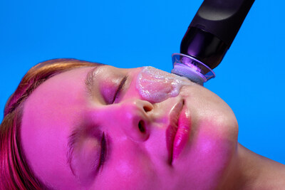 Glo2Facial’s patented OxfoliationTM technology. 
Photo credit: Glo2Facial by Geneo
