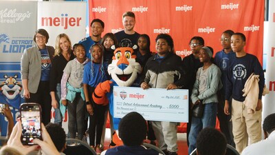 Group of students and teachers with Tony the Tiger