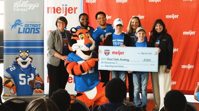 Group of students and teachers with Tony the Tiger