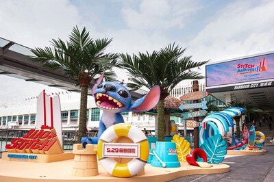 A gigantic 3-meter Stitch strikes his signature cheeky pose at “Stitch’s ALOHA Beach” in Harbour City’s Ocean Terminal Forecourt to welcome every visitor to Hong Kong’s largest Stitch-themed event.
