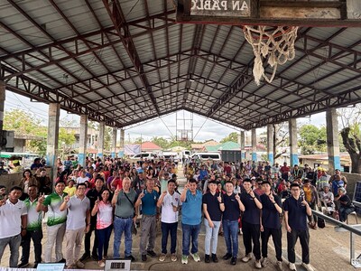 Trinasolar, PGEC and BKS personnel with San Pablo Mayor Antonio N. Miro, Jr. (6th from left) and Vice Mayor Anjo T. Miro (7th from left) with participants of the solar installation training