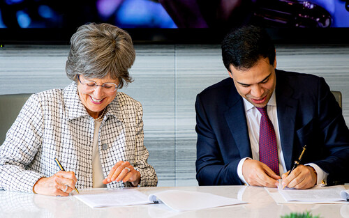 Debbie Cavalier (left) and Roberto Ángel Salcedo (right) sign an articulation transfer agreement at Berklee’s Boston campus.