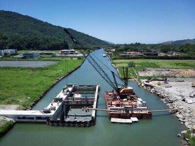 An impressive engineering feat: The lock on the access canal to the Portobello Resort & Safari Hotel enables boats to safely and efficiently navigate between different water levels.