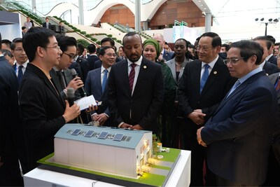 Hai Ho mempresentasikan teknologi Alternō di hadapan Perdana Menteri Vietnam Phạm Minh Chính, Wakil Sekjen PBB Amina Mohammed, Perdana Menteri Ethiopia Abiy Ahmed, Perdana Menteri Laos Sonexay Siphandone, serta Wakil Perdana Menteri Kamboja Neth Savoeun di acara P4G Summit 2025. (PRNewsfoto/Alternō)