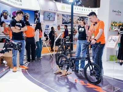大行工作人員向媒體講解專利技術 (PRNewsfoto/DAHON)