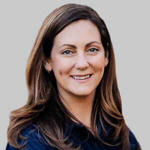 Fingerpaint Group's Jennifer Harmon Receives Healthcare Businesswomen's Association's Luminary Award