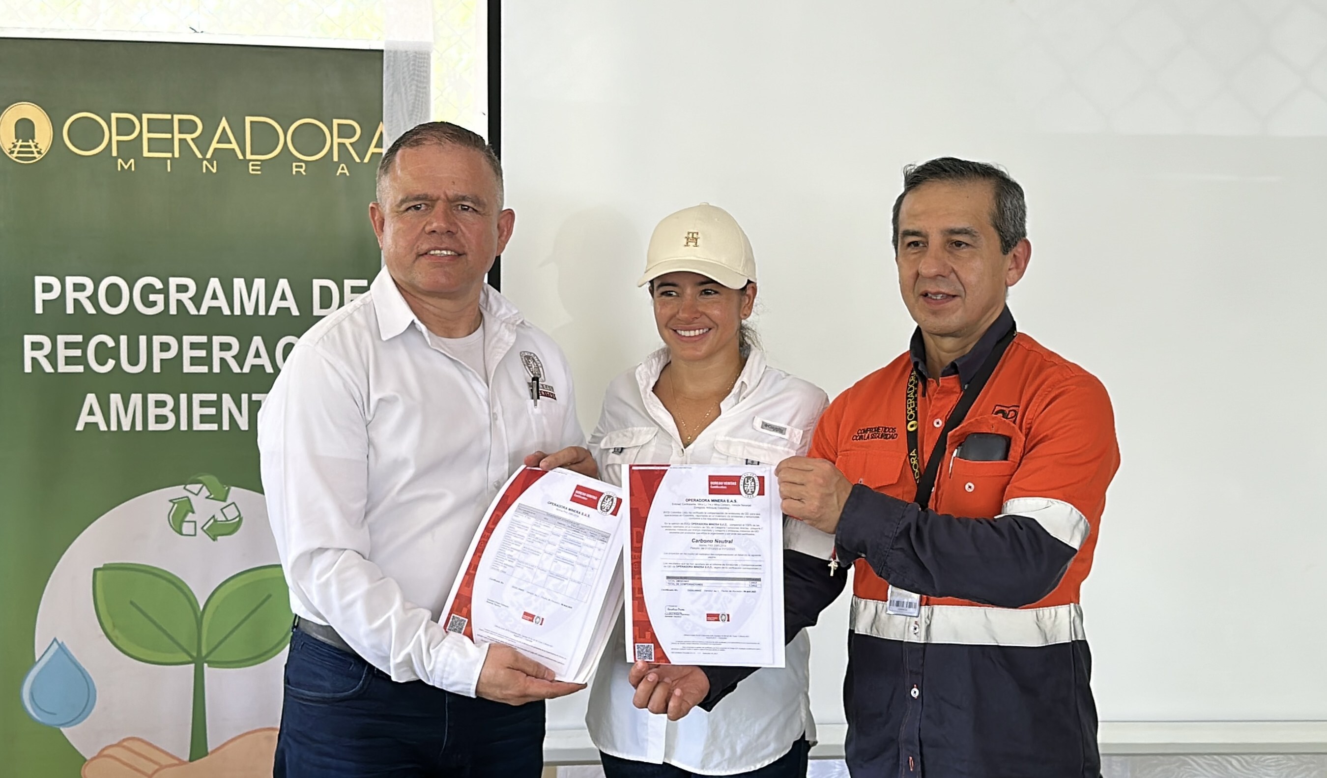 Photo: Left: Juan Carlos Marin, Bureau Veritas (BV), Trade Executive; Middle: Liliana Maria Taborda, Corantioquia Director; Right: Héctor Manuel Meléndez, Soma’s Colombia Country Manager (CNW Group/Soma Gold Corp.) Photo: Left: Juan Carlos Marin, Bureau Veritas (BV), Trade Executive; Middle: Liliana Maria Taborda, Corantioquia Director; Right: Héctor Manuel Meléndez, Soma’s Colombia Country Manager (CNW Group/Soma Gold Corp.)