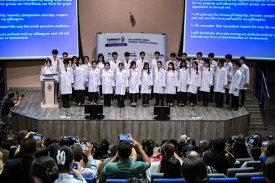 Photo 2: The first cohort of medical students participating in the White Coat Ceremony and taking the Hippocratic Oath (PRNewsfoto/Sunway University)