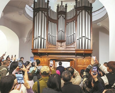 Tourists take photos inside the Organ Museum on Gulangyu Island in Xiamen, Fujian province, in December 2024. [Photo provided to China Daily]