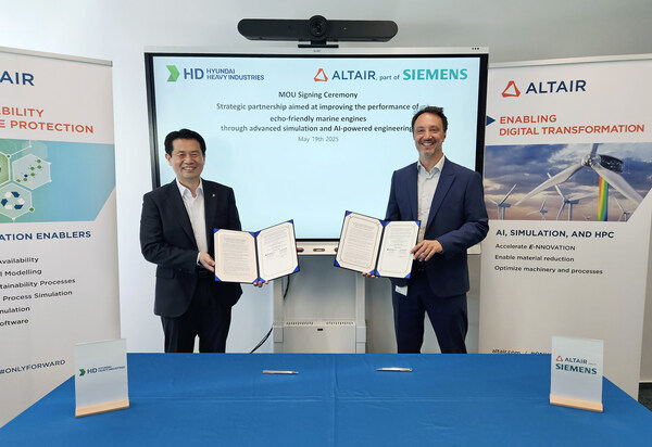 (Right) Pietro Cervellera, senior vice president of Altair, and (Left) Sungchan An, head of engine research center, HD Hyundai Heavy Industries (Right) Pietro Cervellera, senior vice president of Altair, and (Left) Sungchan An, head of engine research center, HD Hyundai Heavy Industries