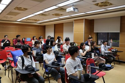 同學們踴躍舉手發言，積極投入課程內容。