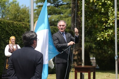 Dionisio Gutierrez rises the Guatemalan flag in the Museum of Emigration at Colombres, Asturias (Spain)