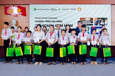 Cathay United Bank Ho Chi Minh Branch (CUBHCM), the bank held the 17th "Elevated Tree Program" Scholarship Award Ceremony at Quang Nam College. During the event, CUBHCM supported underprivileged students by awarding 360 scholarships, amounting to a total of VND 360 million. (Photo provided by Cathay United Bank) (PRNewsfoto/Cathay United Bank)