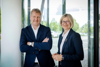 Jürgen Pürzer, new CFO of NTT DATA, Inc., hands over to Nicola Czymek-Lauer, the new CFO of NTT DATA Business Solutions Jürgen Pürzer, new CFO of NTT DATA, Inc., hands over to Nicola Czymek-Lauer, the new CFO of NTT DATA Business Solutions