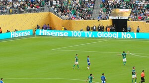 Hinsense destaca sua liderança no mercado com a "TV 'HISENSE 100', a Número 1 do Mundo", presente nos estádios da Copa do Mundo de Clubes da FIFA™ 2025