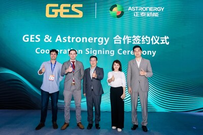 A group photo of Astronergy and Spanish EPC GES Seimsa representatives after signing the world's first cooperation agreement for the ASTRO N8 product.
