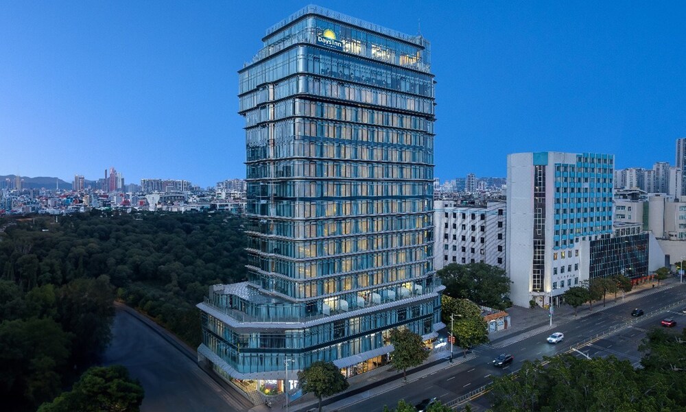 The addition of the four-star, 83-room, Days Inn by Wyndham Shantou Jinping marks the opening of the 100th Days Inn in China. The addition of the four-star, 83-room, Days Inn by Wyndham Shantou Jinping marks the opening of the 100th Days Inn in China.