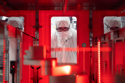 An employee monitors a wafer transfer at one of Texas Instruments’ 300mm semiconductor fabs in Sherman, Texas, SM1.