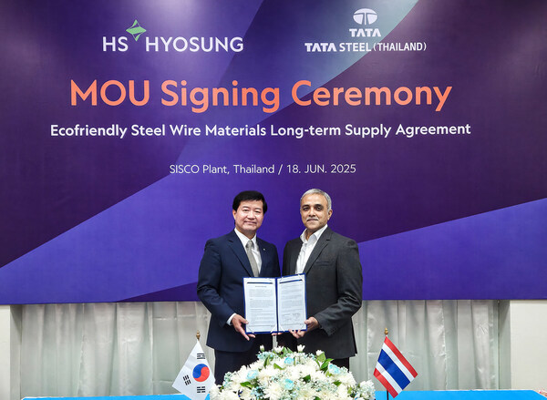 Nak Yang Seong (left), CEO of HS HYOSUNG ADVANCED MATERIALS, and Mr. Tarun Daga (right), CEO of Tata Steel (Thailand), are posing for a commemorative photo after signing an MOU regarding the long-term purchase of eco-friendly steel raw materials. Nak Yang Seong (left), CEO of HS HYOSUNG ADVANCED MATERIALS, and Mr. Tarun Daga (right), CEO of Tata Steel (Thailand), are posing for a commemorative photo after signing an MOU regarding the long-term purchase of eco-friendly steel raw materials.