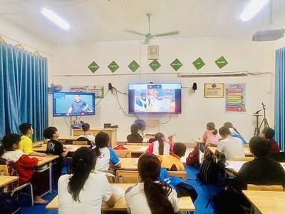 Siswa SD di provinsi Thai Nguyen mengikuti kelas ESL bersama "native teacher" lewat model OMO (Online-Merge-Offline). (PRNewsfoto/GALAXY EDUCATION)