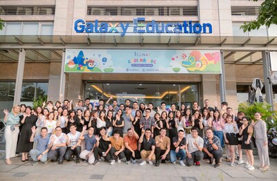 Staf GE tengah berada di depan kantor yang berlokasi di Ho Chi Minh City (PRNewsfoto/GALAXY EDUCATION)