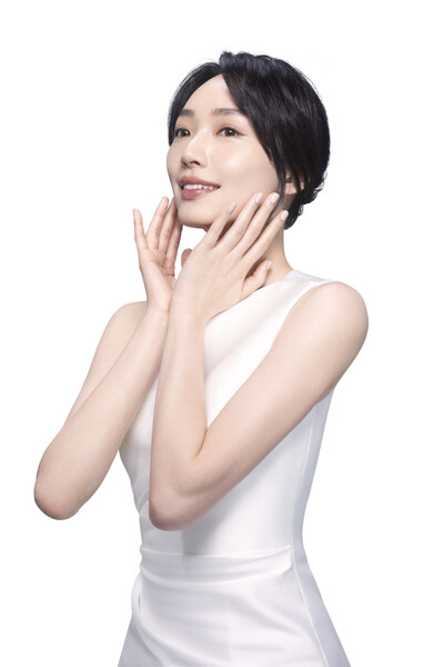 蔡思韵（Cecilia）以其清新脫俗的氣質，完美演繹 SKINVIVE® 昇光針® 的原生美肌理念，其高效、省時、一次到位的三大亮點，絕對值得信賴！