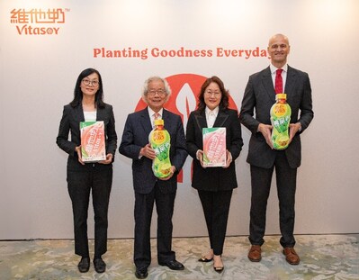 圖片一：維他奶管理層在新聞發佈會上展示維他奶低糖白桃豆奶及維他鴨屎香檸檬茶。圖為（左起）集團首席財務總監吳茵虹女士、執行主席羅友禮先生、副主席羅其美女士，及集團行政總裁陸博濤先生。