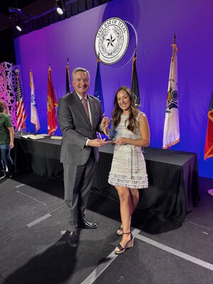 NIX PATTERSON ANUNCIA QUE CHRISTINA YARNELL HA SIDO NOMBRADA GANADORA DEL PREMIO INDIVIDUAL DE ABOGADO PRO BONO DEL AÑO DEL COLEGIO DE ABOGADOS DEL ESTADO DE TEXAS