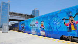 Amtrak Pacific Surfliner presenta una envoltura especial para trenes con motivo del 70.º aniversario de Disneyland Resort