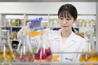 At its state-of-the-art R&D facility, a Kolmar Korea researcher is engaged in the development of next-generation cosmetic ingredients aimed at enhancing product efficacy and consumer safety.