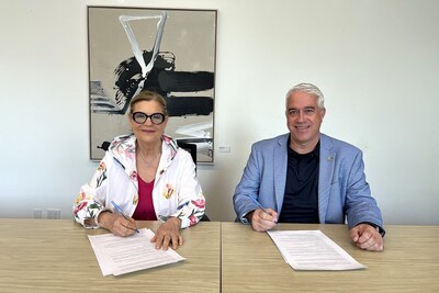 L’honorable Liza Frulla, directrice générale de l’ITHQ et monsieur Benoit Lessard, directeur général du Collège Montmorency (crédit photo : ITHQ) (Groupe CNW/Institut de tourisme et d'hôtellerie du Québec) L’honorable Liza Frulla, directrice générale de l’ITHQ et monsieur Benoit Lessard, directeur général du Collège Montmorency (crédit photo : ITHQ) (Groupe CNW/Institut de tourisme et d'hôtellerie du Québec)
