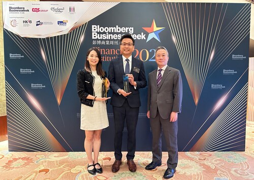 Cathay United Bank received two honors in the 2025 Bloomberg Businessweek Financial Institutions Awards. Representing the Bank at the ceremony were Senior Vice President Maya Lee (left), Hong Kong Branch Chief Executive Eric Liu (center), and Senior Vice President William Chu (right). The honors underscore the Bank’s excellence in driving digital innovation and sustainability transition in the financial sector.