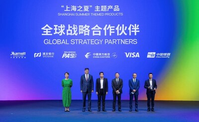 Visa中国区总裁尹小龙（右二）发布Visa在“上海之夏”主题产品“Visa支付友好示范区”