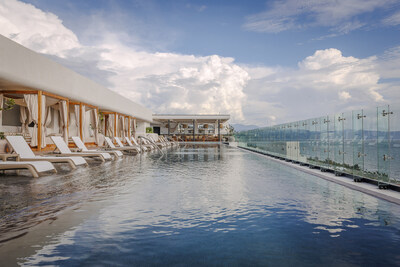 Alto 20°105°, UNICO Riviera Nayarit's rooftop pool bar