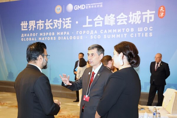 Guests interact on Tuesday before the opening of the Global Mayors Dialogue · SCO Summit Cities event in Tianjin. WANG JING / CHINA DAILY Guests interact on Tuesday before the opening of the Global Mayors Dialogue · SCO Summit Cities event in Tianjin. WANG JING / CHINA DAILY