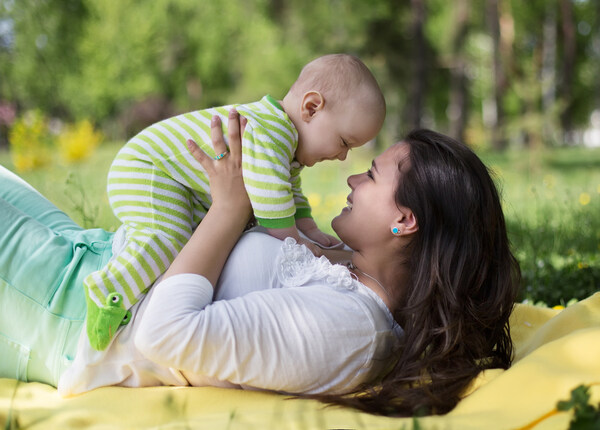 A woman and her child gaze into each other's eyes. This is one of the primary signs of emotional connection. A woman and her child gaze into each other's eyes. This is one of the primary signs of emotional connection.