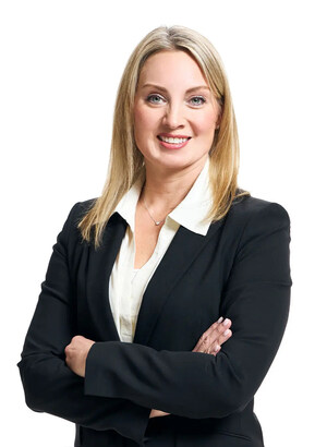 Cincinnati Blepharoplasty Specialist Dr. Ginger Henson of AestheticEye Named 2025 Castle Connolly Top Doctor