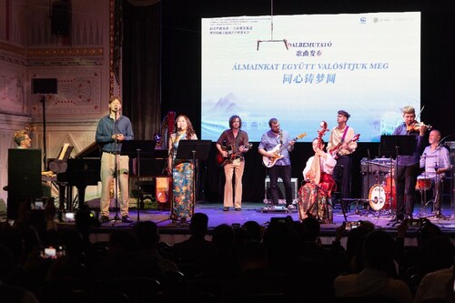 Foto: Penampilan perdana lagu “Bersatu Meraih Mimpi”