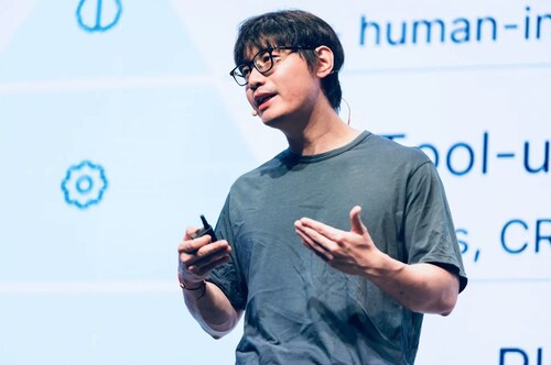 Yi Shi, Founder and CEO of FlashIntel, winner of the GLIDE Power of One Charity Lunch with Marc Benioff. Yi Shi, Founder and CEO of FlashIntel, winner of the GLIDE Power of One Charity Lunch with Marc Benioff.