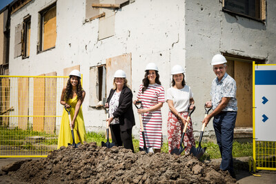 Sur la photo prise devant un immeuble à démolir qui fera place au projet d’habitation Saint-Roch, phase II, à quelques pas de l’immeuble de la phase I, on reconnaît Mme Shirley Dorismond, députée de Marie-Victorin, au nom de la ministre responsable de l’Habitation, Mme France-Élaine Duranceau, Mme Sherry Romanado, députée de Longueuil - Charles-Lemoyne, Mme Catherine Fournier, mairesse de la Ville de Longueuil, Mme Catherine Carré, directrice générale de l’Office d’habitation de Longueuil, et M. Hubert De Nicolini, président du C.A. de l’Office d’habitation de Longueuil. (Groupe CNW/Cabinet de la ministre responsable de l'Habitation) Sur la photo prise devant un immeuble à démolir qui fera place au projet d’habitation Saint-Roch, phase II, à quelques pas de l’immeuble de la phase I, on reconnaît Mme Shirley Dorismond, députée de Marie-Victorin, au nom de la ministre responsable de l’Habitation, Mme France-Élaine Duranceau, Mme Sherry Romanado, députée de Longueuil - Charles-Lemoyne, Mme Catherine Fournier, mairesse de la Ville de Longueuil, Mme Catherine Carré, directrice générale de l’Office d’habitation de Longueuil, et M. Hubert De Nicolini, président du C.A. de l’Office d’habitation de Longueuil. (Groupe CNW/Cabinet de la ministre responsable de l'Habitation)