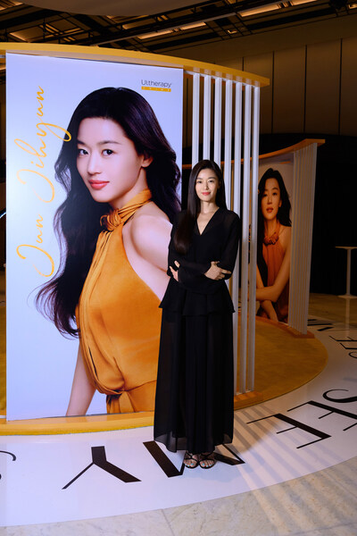 全智賢以極佳形態出席品牌活動。