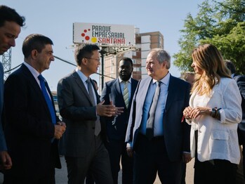 Jordi Hereu, Spain’s Minister of Industry and Tourism, Visits Desay SV Intelligent Factory