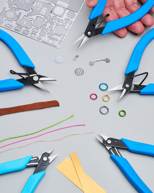 Xuron® Precision Scissors can be held in the left- or right-hand and are comfortable to use continuously for several hours at a time. Xuron® Precision Scissors can be held in the left- or right-hand and are comfortable to use continuously for several hours at a time.