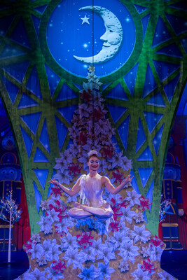Cirque Dreams Holidaze features hair suspension, an acrobatic act where performers are suspended in the air by their hair. Photo courtesy of Cirque Dreams Holidaze. (CNW Group/VStar Entertainment Group)