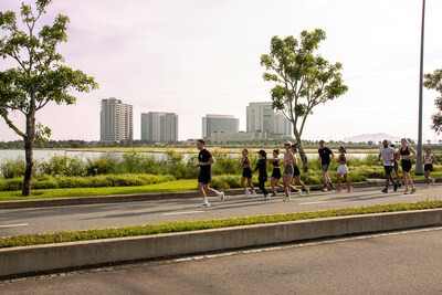 Cháy hết mình trong đại tiệc DJ, hồ bơi & game kết nối, thưởng thức ẩm thực và cocktail ngay bên bờ biển!